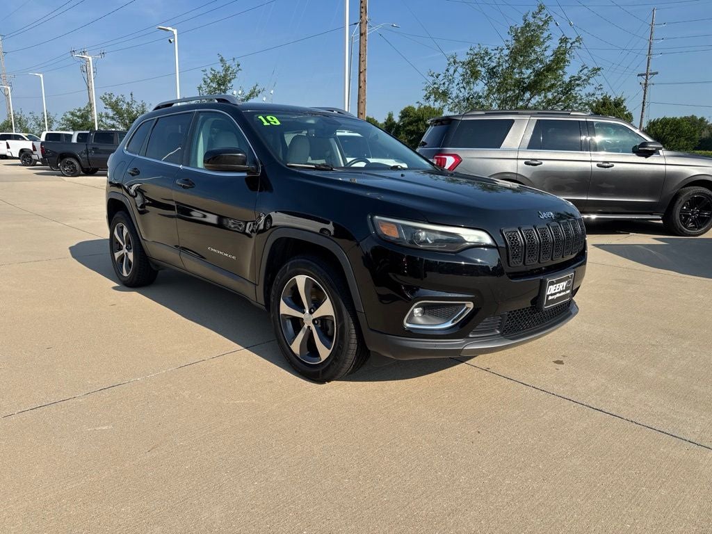 2019 Jeep Cherokee Limited 4x4 in Diamond Black Crystal Pearlcoat — front three-quarter view