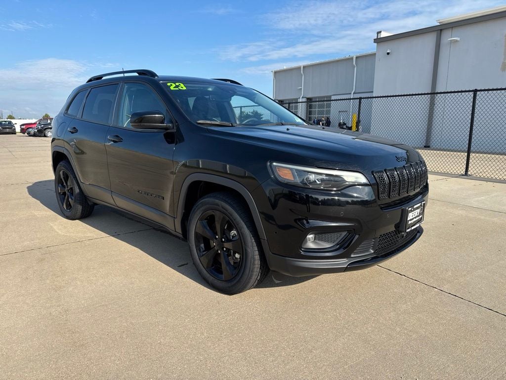 2023 Jeep Cherokee Altitude Lux 4x4 in Diamond Black Crystal Pearlcoat — front three-quarter view