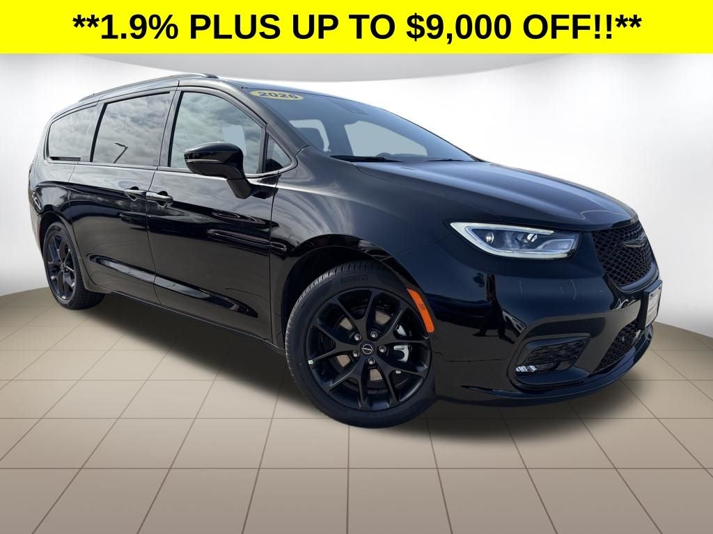 2026 Chrysler Pacifica PACIFICA SELECT in Diamond Black Crystal Pearl-Coat Exterior Paint — front three-quarter view